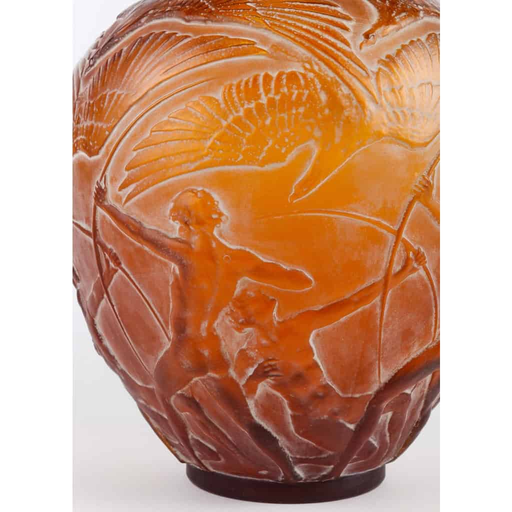 Vase « Archers » verre ambre orangé patiné blanc de René LALIQUE | Biron Vase "Archers" verre ambre orangé patiné blanc de René LALIQUE