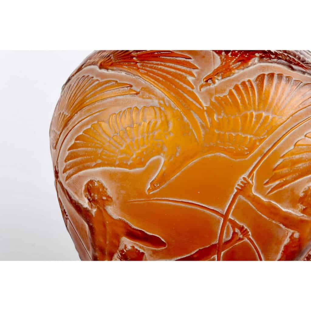 Vase « Archers » verre ambre orangé patiné blanc de René LALIQUE | Biron Vase "Archers" verre ambre orangé patiné blanc de René LALIQUE