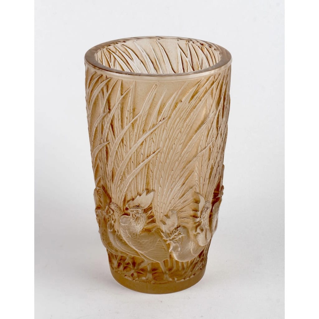 Vase « Coqs et Plumes » verre blanc patiné sépia de René LALIQUE | Biron Vase "Coqs et Plumes" verre blanc patiné sépia de René LALIQUE