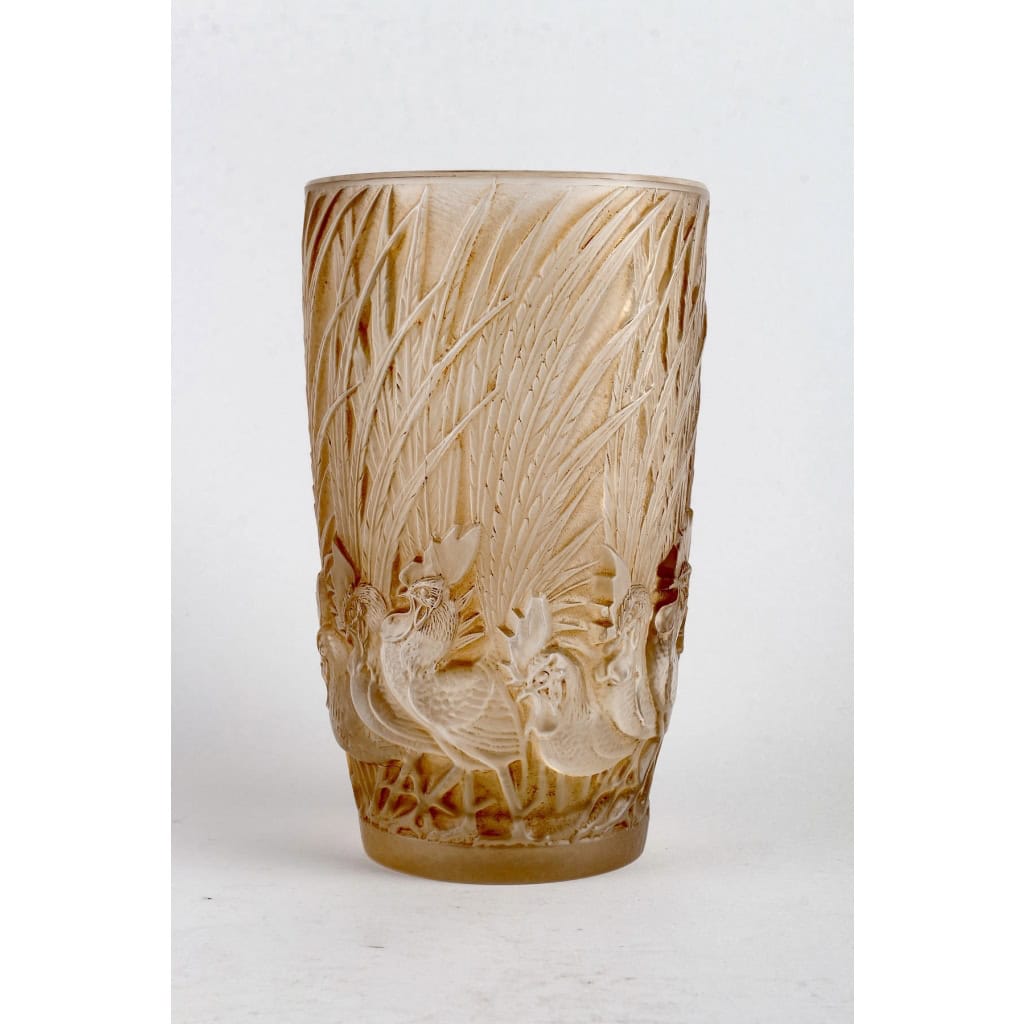 Vase « Coqs et Plumes » verre blanc patiné sépia de René LALIQUE | Biron Vase "Coqs et Plumes" verre blanc patiné sépia de René LALIQUE