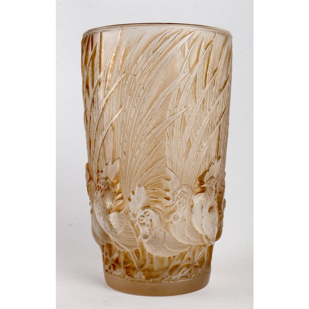 Vase « Coqs et Plumes » verre blanc patiné sépia de René LALIQUE | Biron Vase "Coqs et Plumes" verre blanc patiné sépia de René LALIQUE