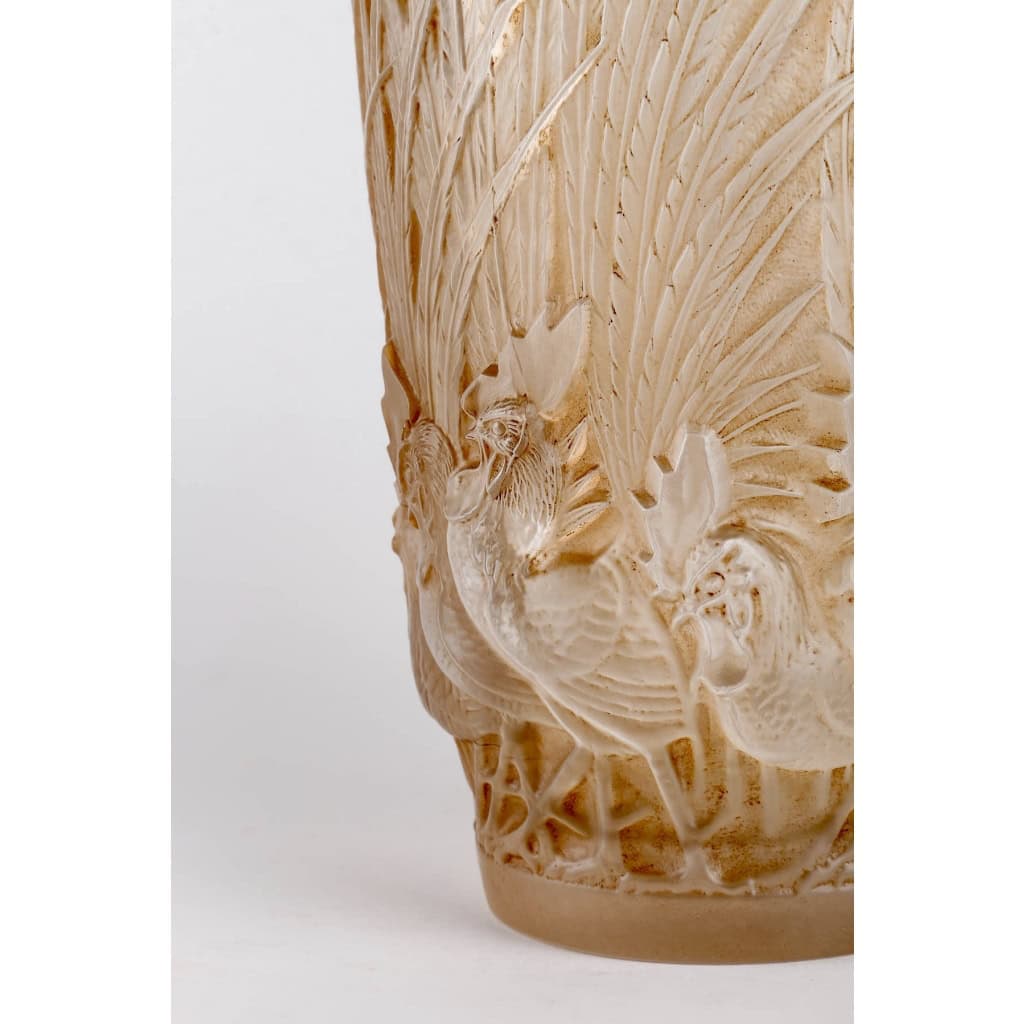 Vase « Coqs et Plumes » verre blanc patiné sépia de René LALIQUE | Biron Vase "Coqs et Plumes" verre blanc patiné sépia de René LALIQUE