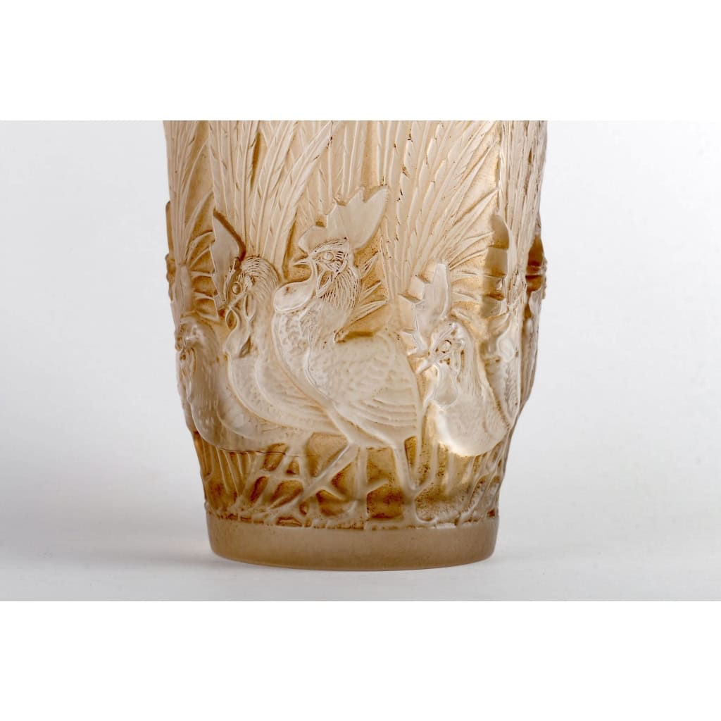 Vase « Coqs et Plumes » verre blanc patiné sépia de René LALIQUE | Biron Vase "Coqs et Plumes" verre blanc patiné sépia de René LALIQUE