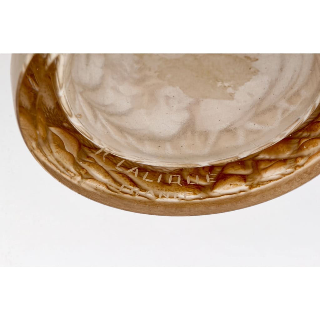 Vase « Coqs et Plumes » verre blanc patiné sépia de René LALIQUE | Biron Vase "Coqs et Plumes" verre blanc patiné sépia de René LALIQUE