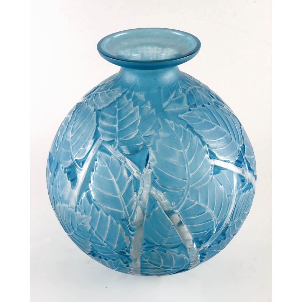 Vase « Milan » verre blanc patiné bleu électrique de René LALIQUE | Biron Vase "Milan" verre blanc patiné bleu électrique de René LALIQUE