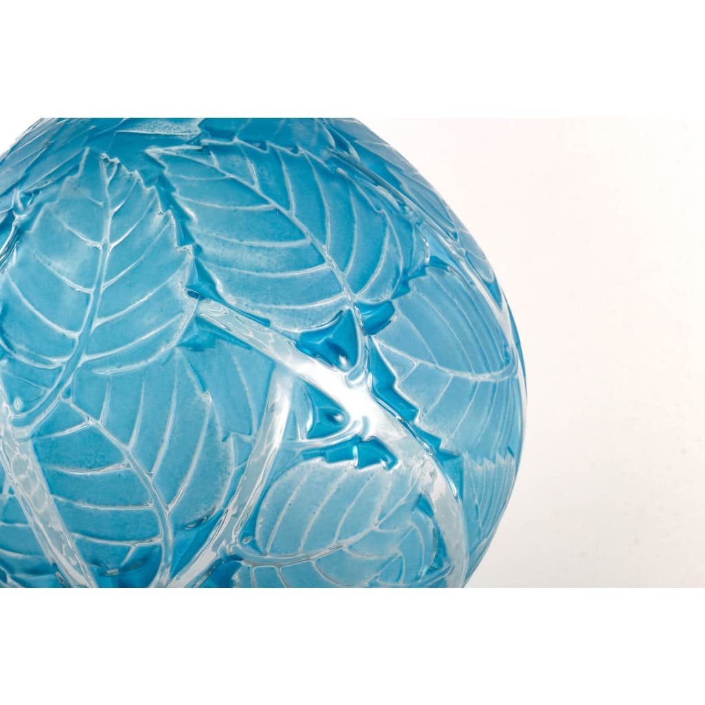Vase « Milan » verre blanc patiné bleu électrique de René LALIQUE | Biron Vase "Milan" verre blanc patiné bleu électrique de René LALIQUE