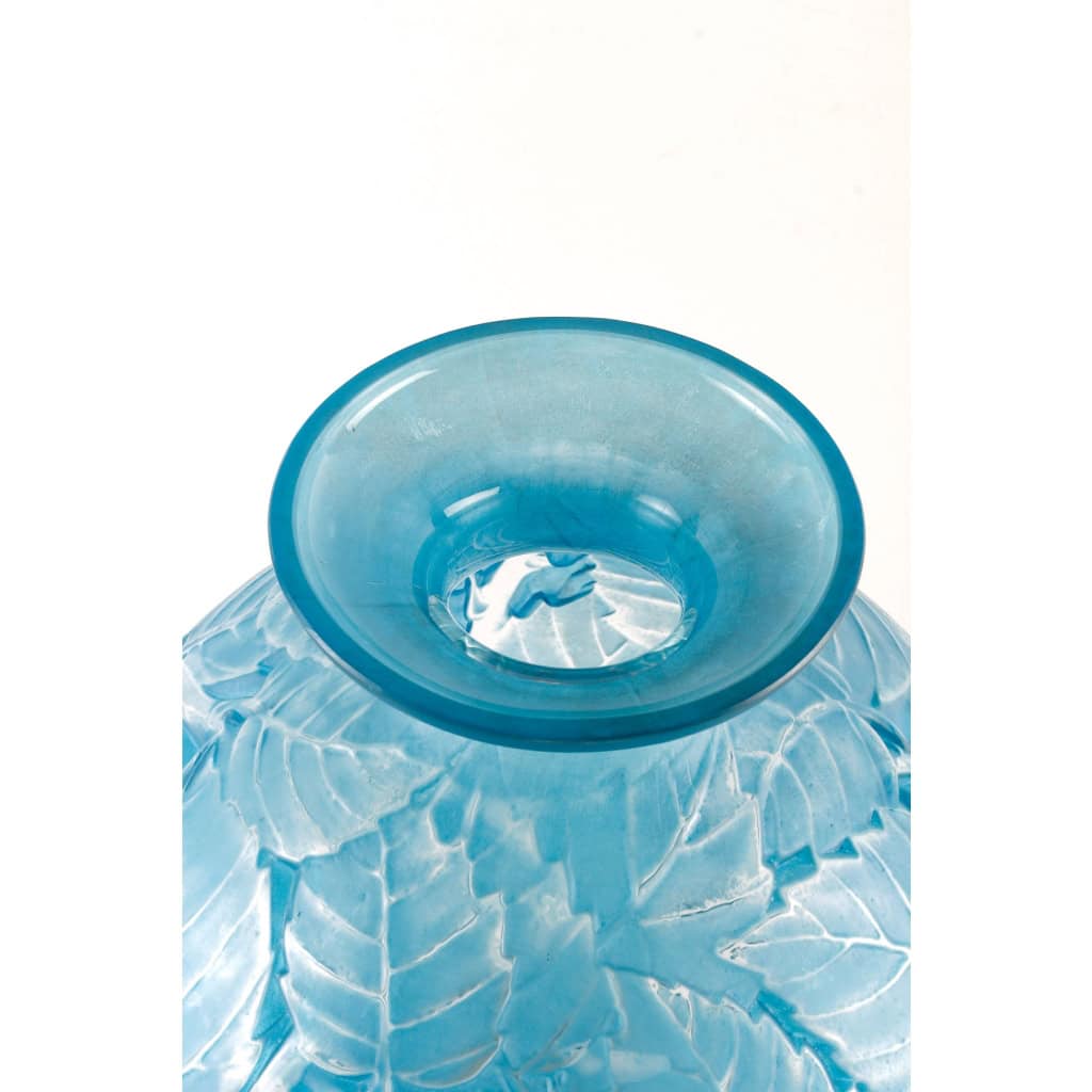 Vase « Milan » verre blanc patiné bleu électrique de René LALIQUE | Biron Vase "Milan" verre blanc patiné bleu électrique de René LALIQUE