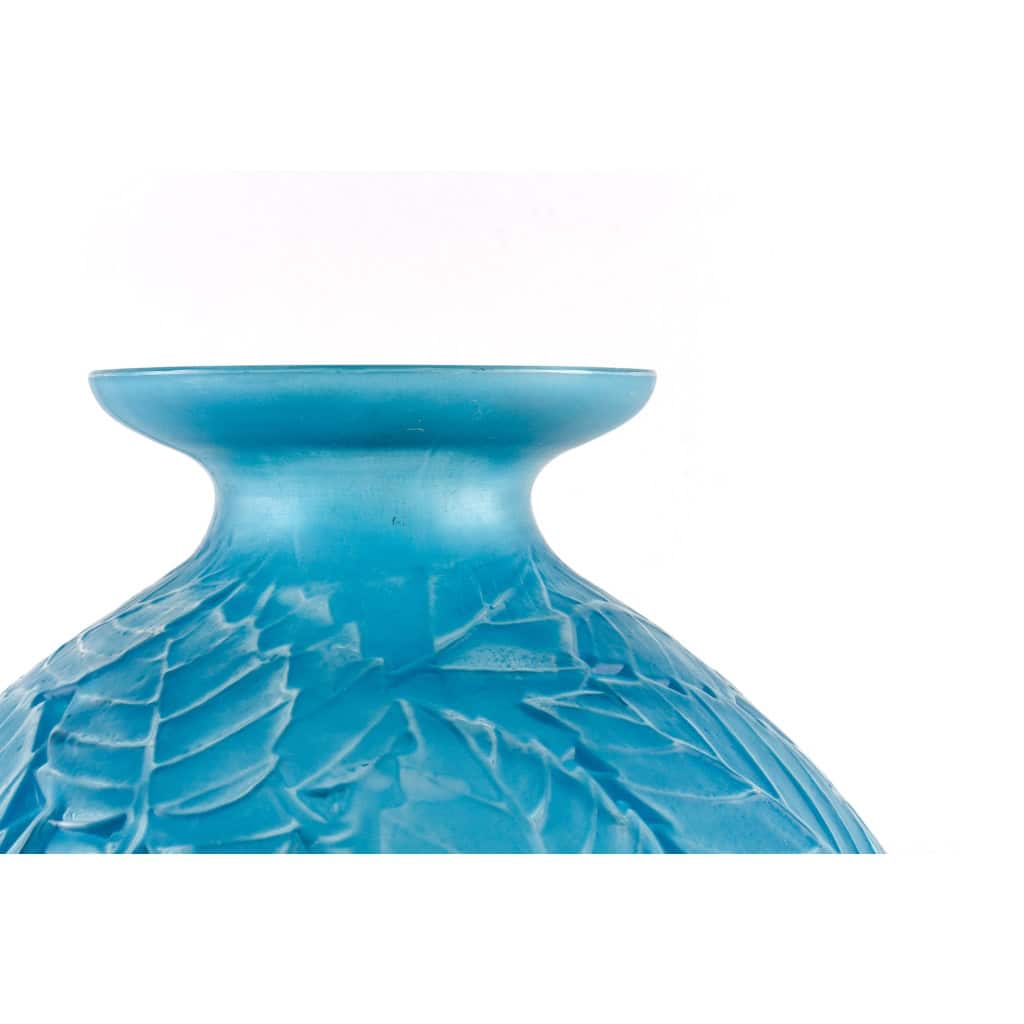 Vase « Milan » verre blanc patiné bleu électrique de René LALIQUE | Biron Vase "Milan" verre blanc patiné bleu électrique de René LALIQUE