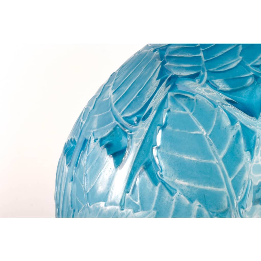 Vase « Milan » verre blanc patiné bleu électrique de René LALIQUE | Biron Vase "Milan" verre blanc patiné bleu électrique de René LALIQUE