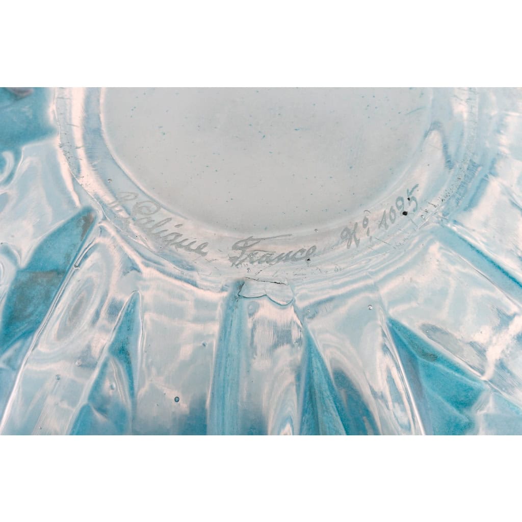 Vase « Milan » verre blanc patiné bleu électrique de René LALIQUE | Biron Vase "Milan" verre blanc patiné bleu électrique de René LALIQUE