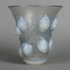 Vase « Saint François » verre opalescent patiné bleu de René LALIQUE | Biron |||||||