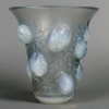 Vase « Saint François » verre opalescent patiné bleu de René LALIQUE | Biron Vase "Saint François" verre opalescent patiné bleu de René LALIQUE
