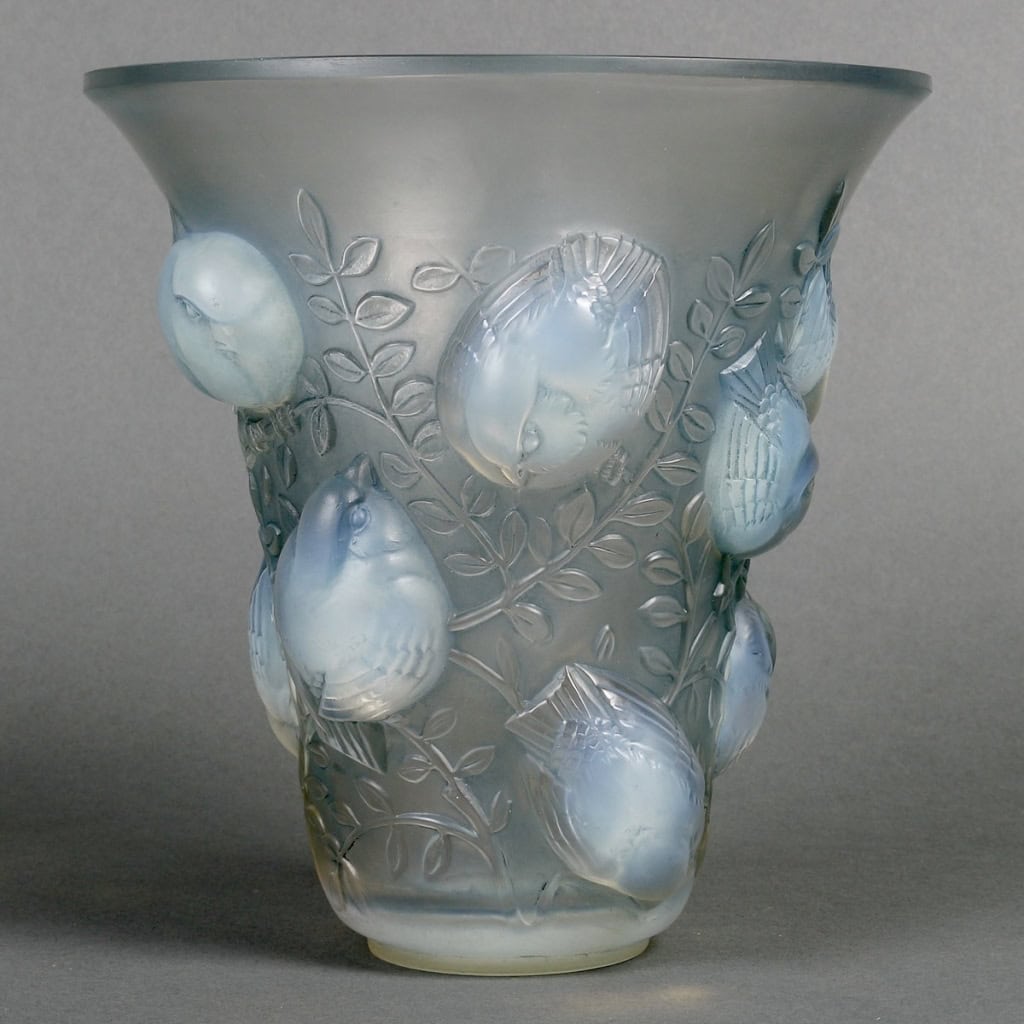 Vase « Saint François » verre opalescent patiné bleu de René LALIQUE | Biron Vase "Saint François" verre opalescent patiné bleu de René LALIQUE