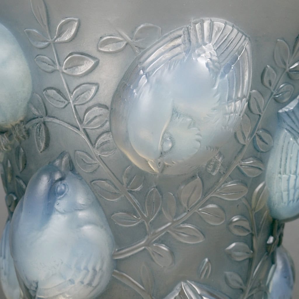 Vase « Saint François » verre opalescent patiné bleu de René LALIQUE | Biron Vase "Saint François" verre opalescent patiné bleu de René LALIQUE
