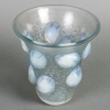 Vase « Saint François » verre opalescent patiné bleu de René LALIQUE | Biron Vase "Saint François" verre opalescent patiné bleu de René LALIQUE