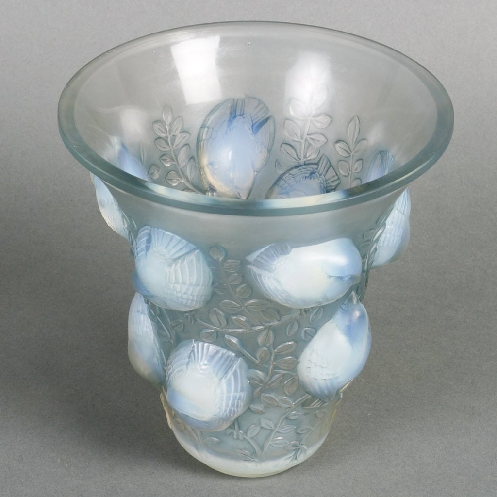 Vase « Saint François » verre opalescent patiné bleu de René LALIQUE | Biron Vase "Saint François" verre opalescent patiné bleu de René LALIQUE