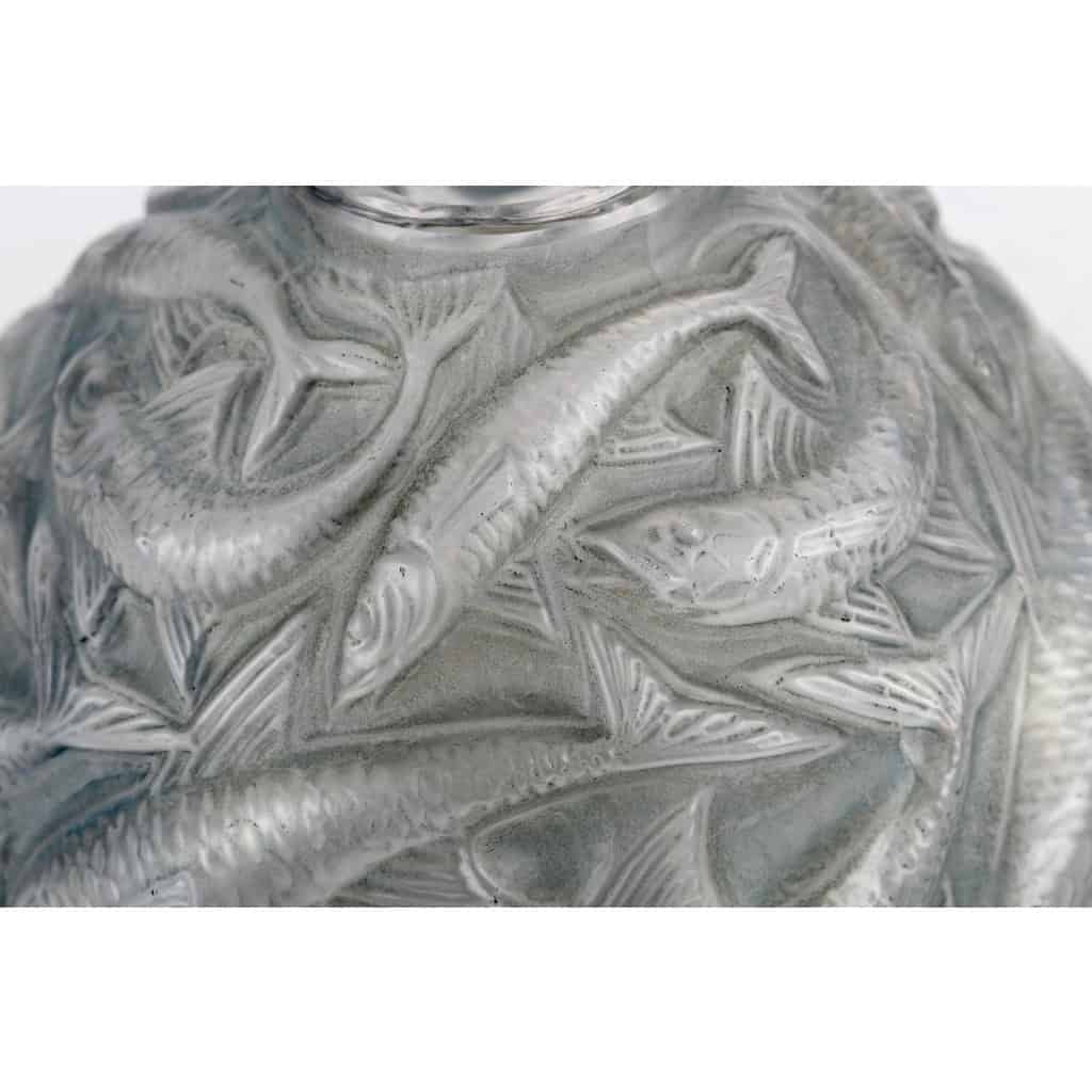Vase « Oléron » verre blanc patiné gris-bleu de René LALIQUE | Biron Vase "Oléron" verre blanc patiné gris-bleu de René LALIQUE