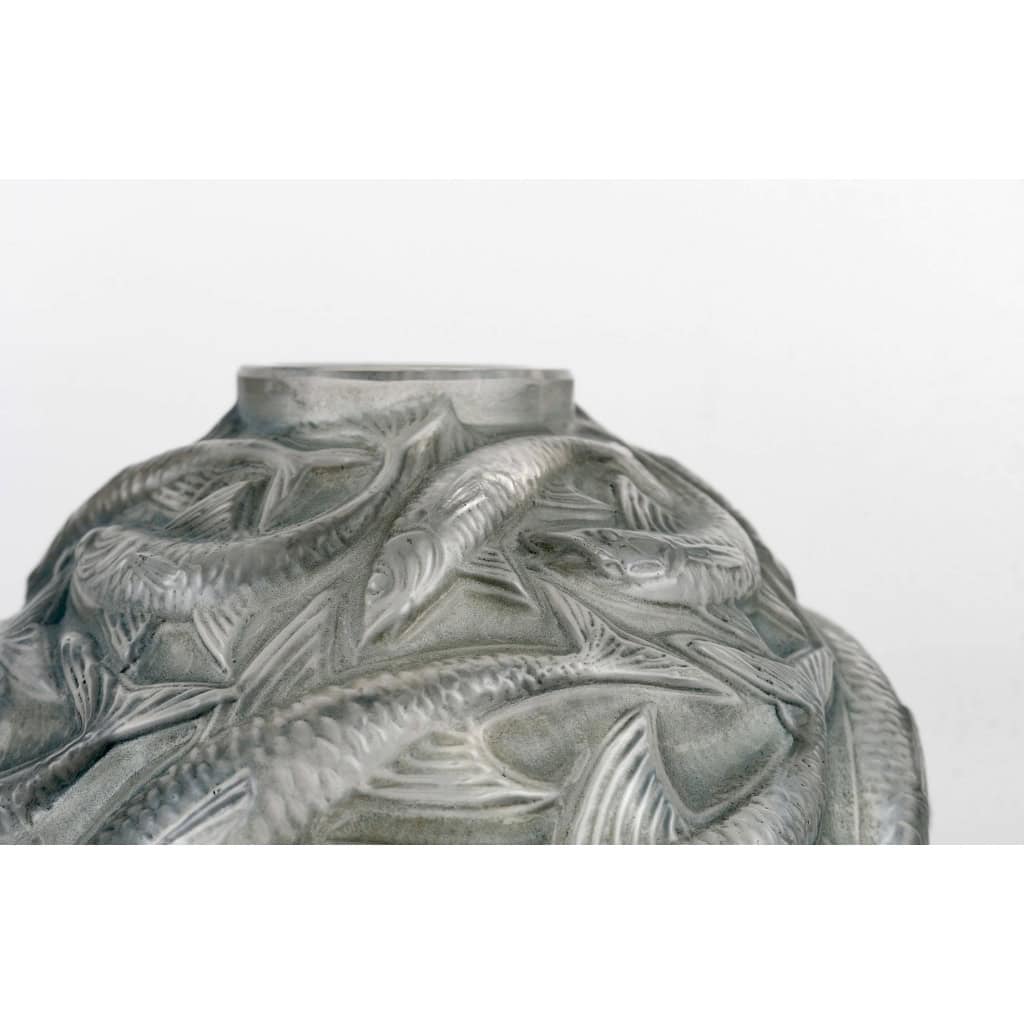 Vase « Oléron » verre blanc patiné gris-bleu de René LALIQUE | Biron Vase "Oléron" verre blanc patiné gris-bleu de René LALIQUE