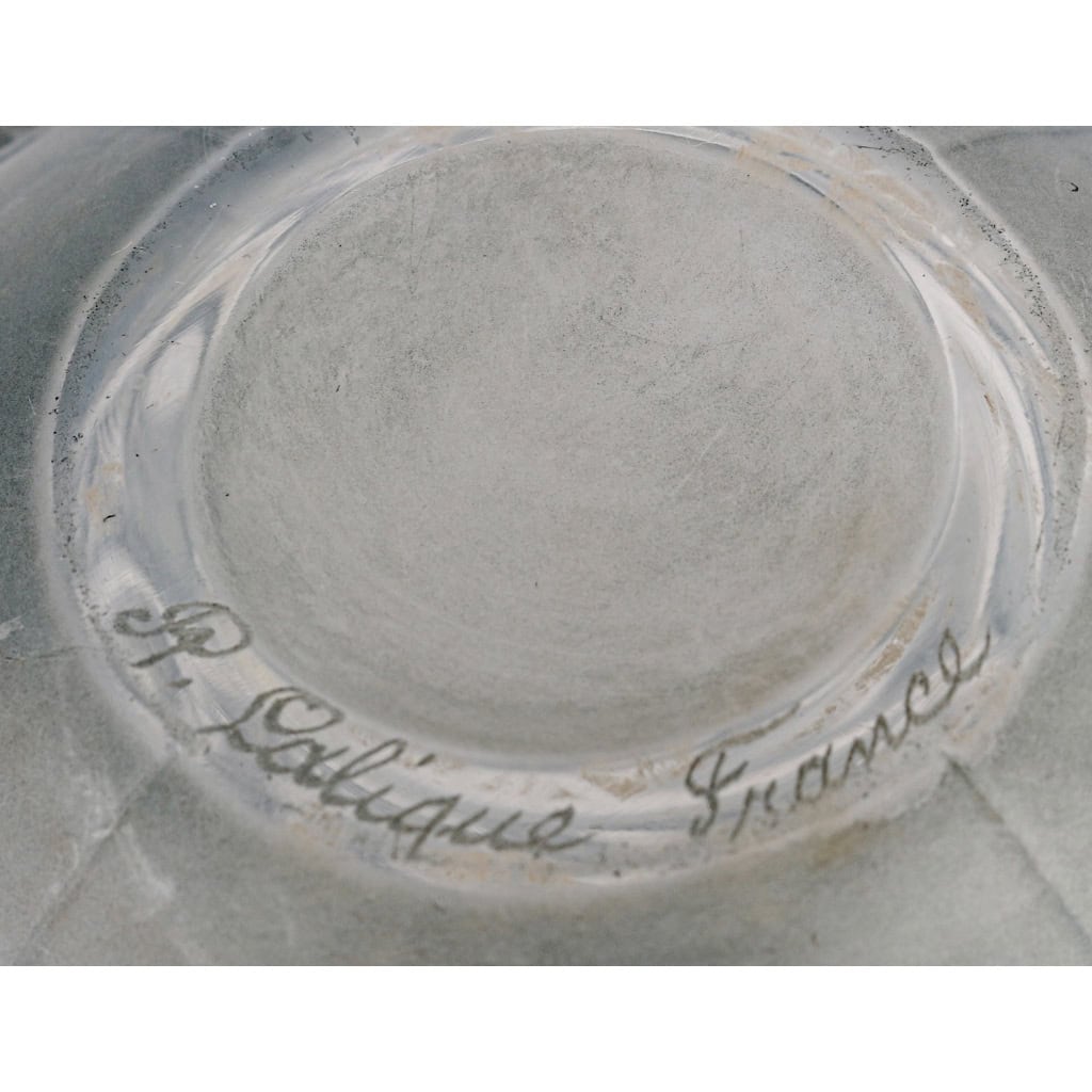 Vase « Oléron » verre blanc patiné gris-bleu de René LALIQUE | Biron Vase "Oléron" verre blanc patiné gris-bleu de René LALIQUE