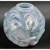 Vase « Formose » verre opalescent double couche patiné bleu de René LALIQUE | Biron Vase "Formose" verre opalescent double couche patiné bleu de René LALIQUE
