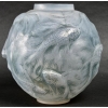 Vase « Formose » verre opalescent double couche patiné bleu de René LALIQUE | Biron Vase "Formose" verre opalescent double couche patiné bleu de René LALIQUE