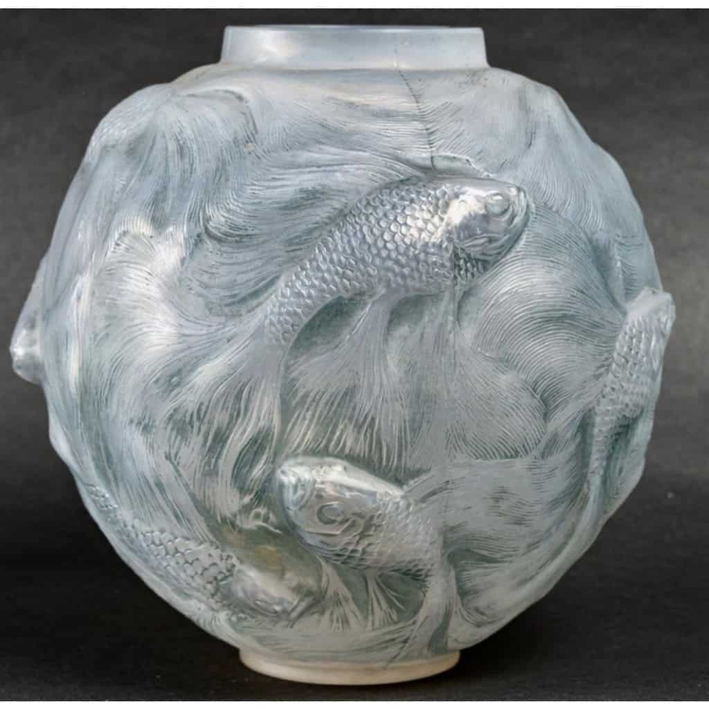 Vase « Formose » verre opalescent double couche patiné bleu de René LALIQUE | Biron Vase "Formose" verre opalescent double couche patiné bleu de René LALIQUE