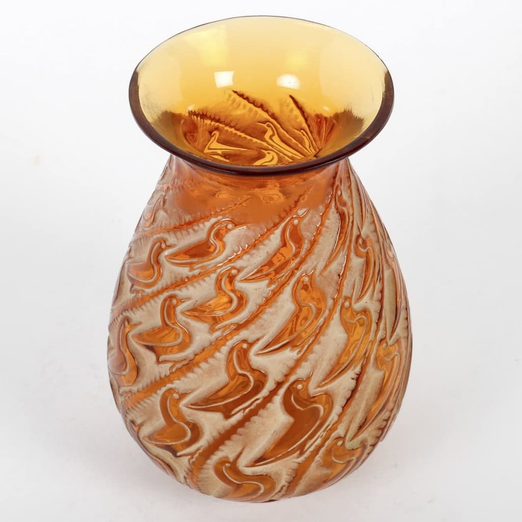 Vase « Canards » verre jaune ambré patiné beige de René LALIQUE | Biron Vase "Canards" verre jaune ambré patiné beige de René LALIQUE