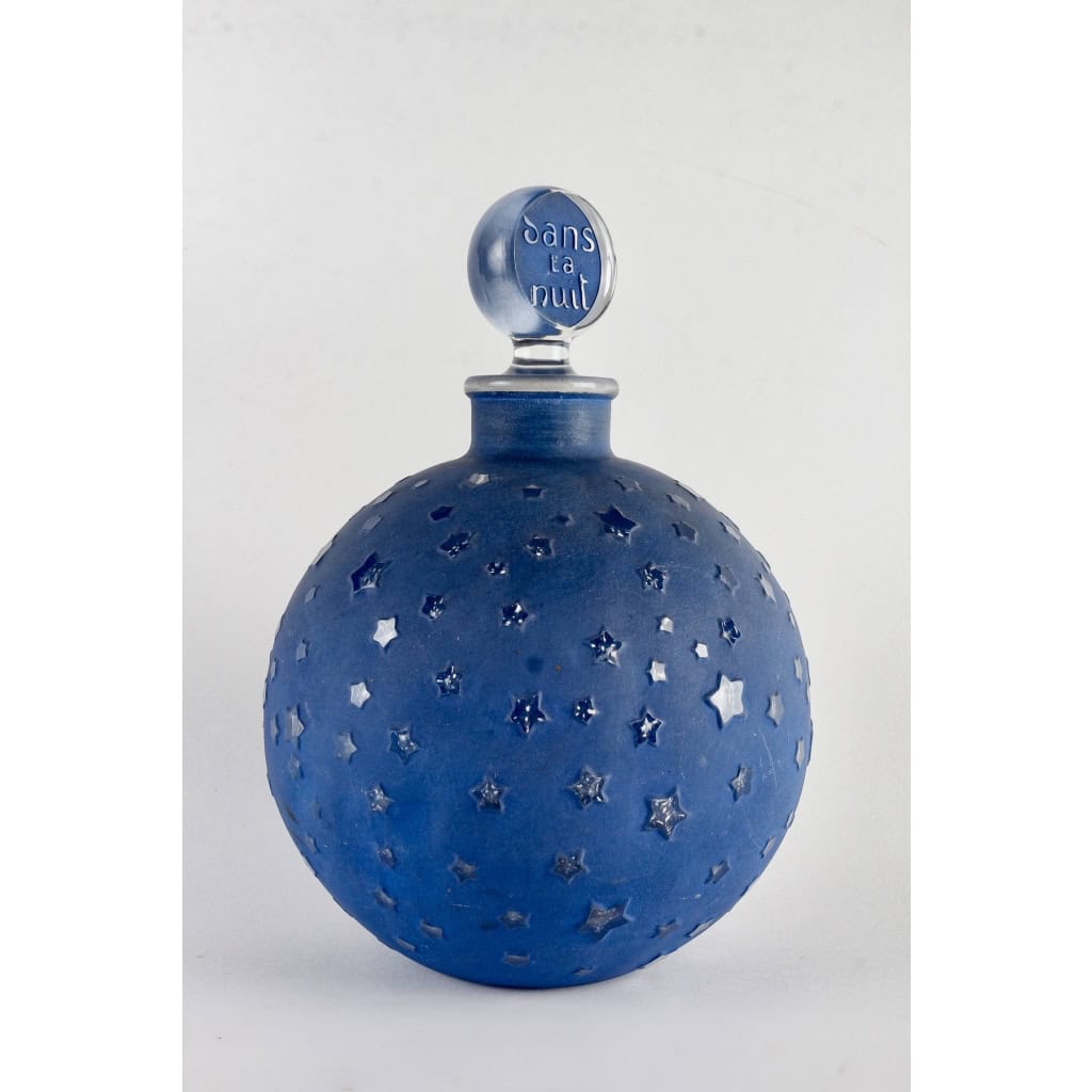 Flacon Géant « Dans La Nuit » verre blanc patiné bleu de René LALIQUE | Biron Flacon Géant "Dans La Nuit" verre blanc patiné bleu de René LALIQUE
