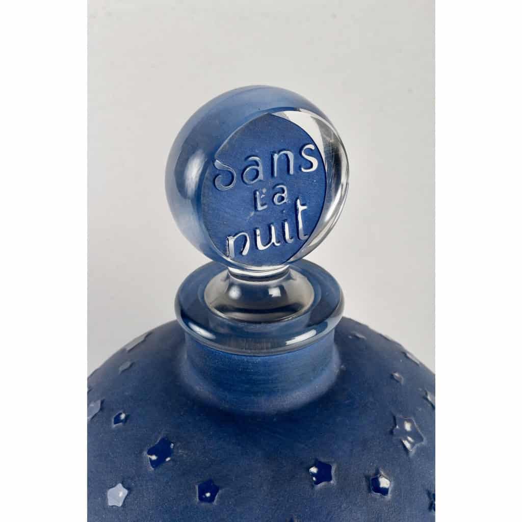 Flacon Géant « Dans La Nuit » verre blanc patiné bleu de René LALIQUE | Biron Flacon Géant "Dans La Nuit" verre blanc patiné bleu de René LALIQUE