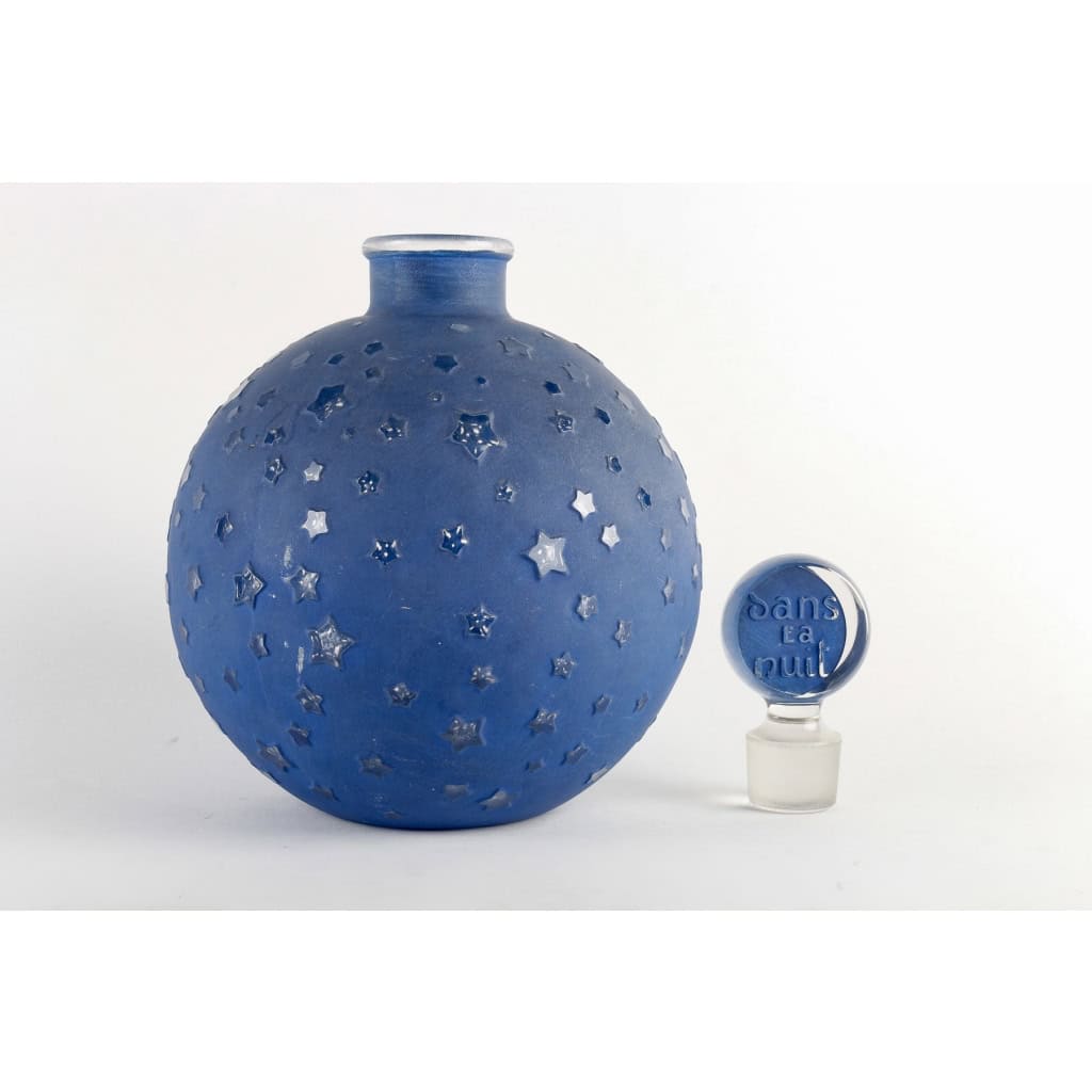 Flacon Géant « Dans La Nuit » verre blanc patiné bleu de René LALIQUE | Biron Flacon Géant "Dans La Nuit" verre blanc patiné bleu de René LALIQUE