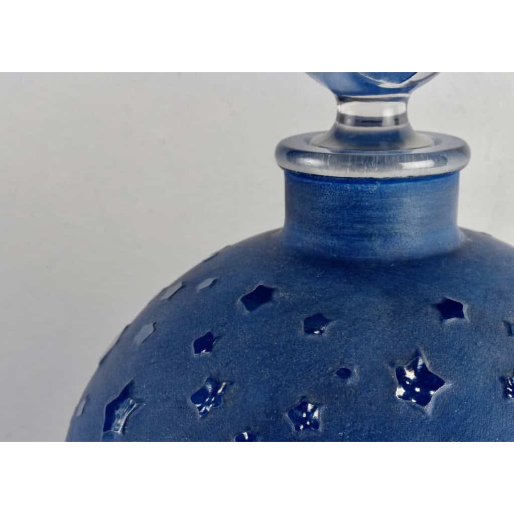 Flacon Géant « Dans La Nuit » verre blanc patiné bleu de René LALIQUE | Biron Flacon Géant "Dans La Nuit" verre blanc patiné bleu de René LALIQUE