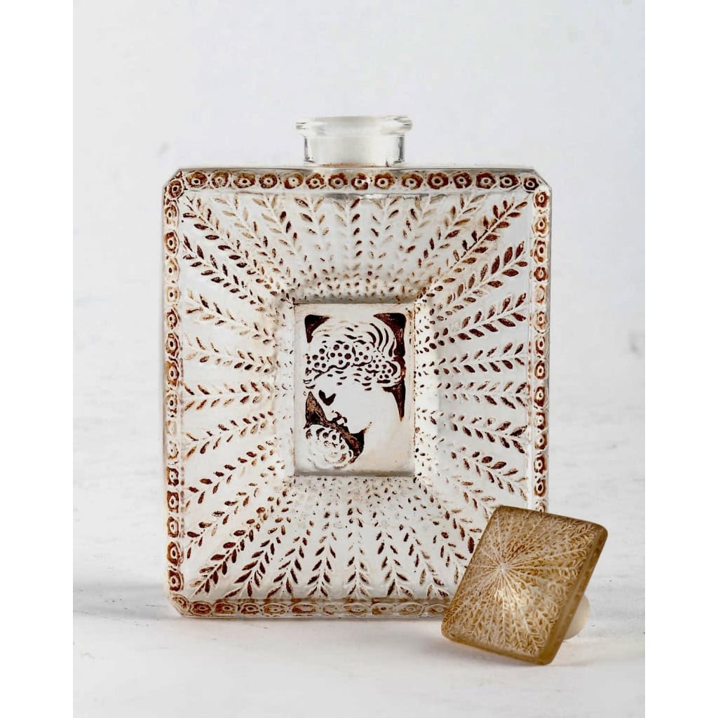 Flacon « La Belle Saison » verre blanc patiné sépia de René LALIQUE pour Houbigant | Biron Flacon "La Belle Saison" verre blanc patiné sépia de René LALIQUE pour Houbigant