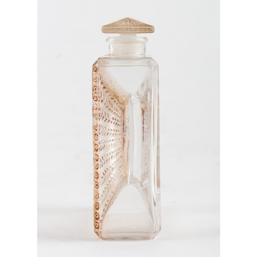 Flacon « La Belle Saison » verre blanc patiné sépia de René LALIQUE pour Houbigant | Biron Flacon "La Belle Saison" verre blanc patiné sépia de René LALIQUE pour Houbigant