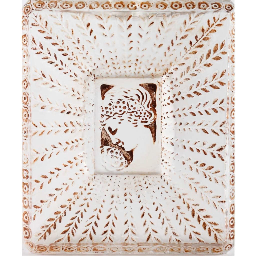 Flacon « La Belle Saison » verre blanc patiné sépia de René LALIQUE pour Houbigant | Biron Flacon "La Belle Saison" verre blanc patiné sépia de René LALIQUE pour Houbigant