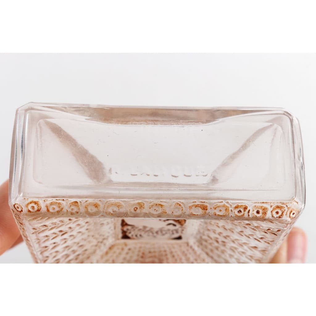 Flacon « La Belle Saison » verre blanc patiné sépia de René LALIQUE pour Houbigant | Biron Flacon "La Belle Saison" verre blanc patiné sépia de René LALIQUE pour Houbigant