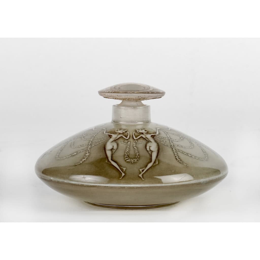 Flacon « Trois Groupes de Deux Danseuses » verre blanc patiné sépia de René LALIQUE | Biron Flacon "Trois Groupes de Deux Danseuses" verre blanc patiné sépia de René LALIQUE
