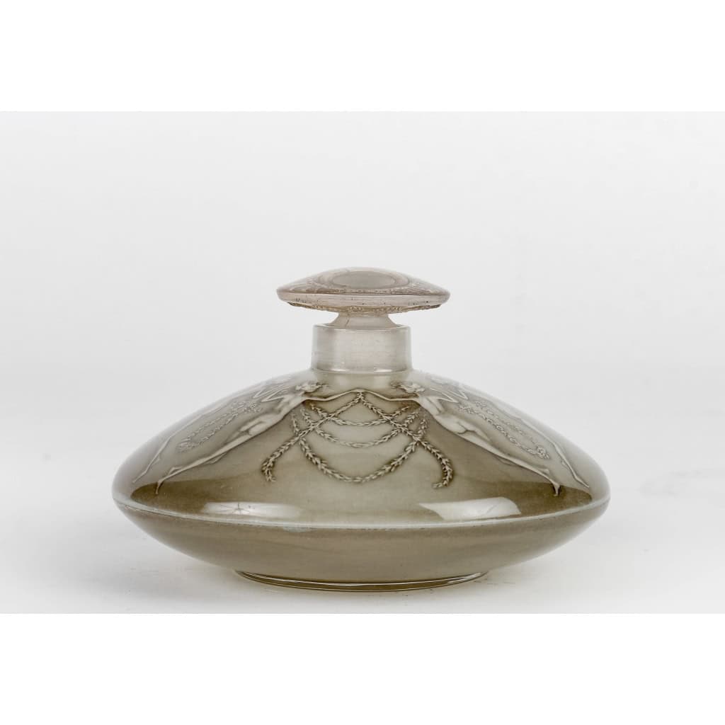 Flacon « Trois Groupes de Deux Danseuses » verre blanc patiné sépia de René LALIQUE | Biron Flacon "Trois Groupes de Deux Danseuses" verre blanc patiné sépia de René LALIQUE