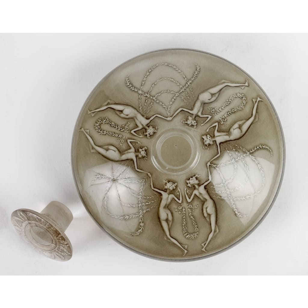 Flacon « Trois Groupes de Deux Danseuses » verre blanc patiné sépia de René LALIQUE | Biron Flacon "Trois Groupes de Deux Danseuses" verre blanc patiné sépia de René LALIQUE