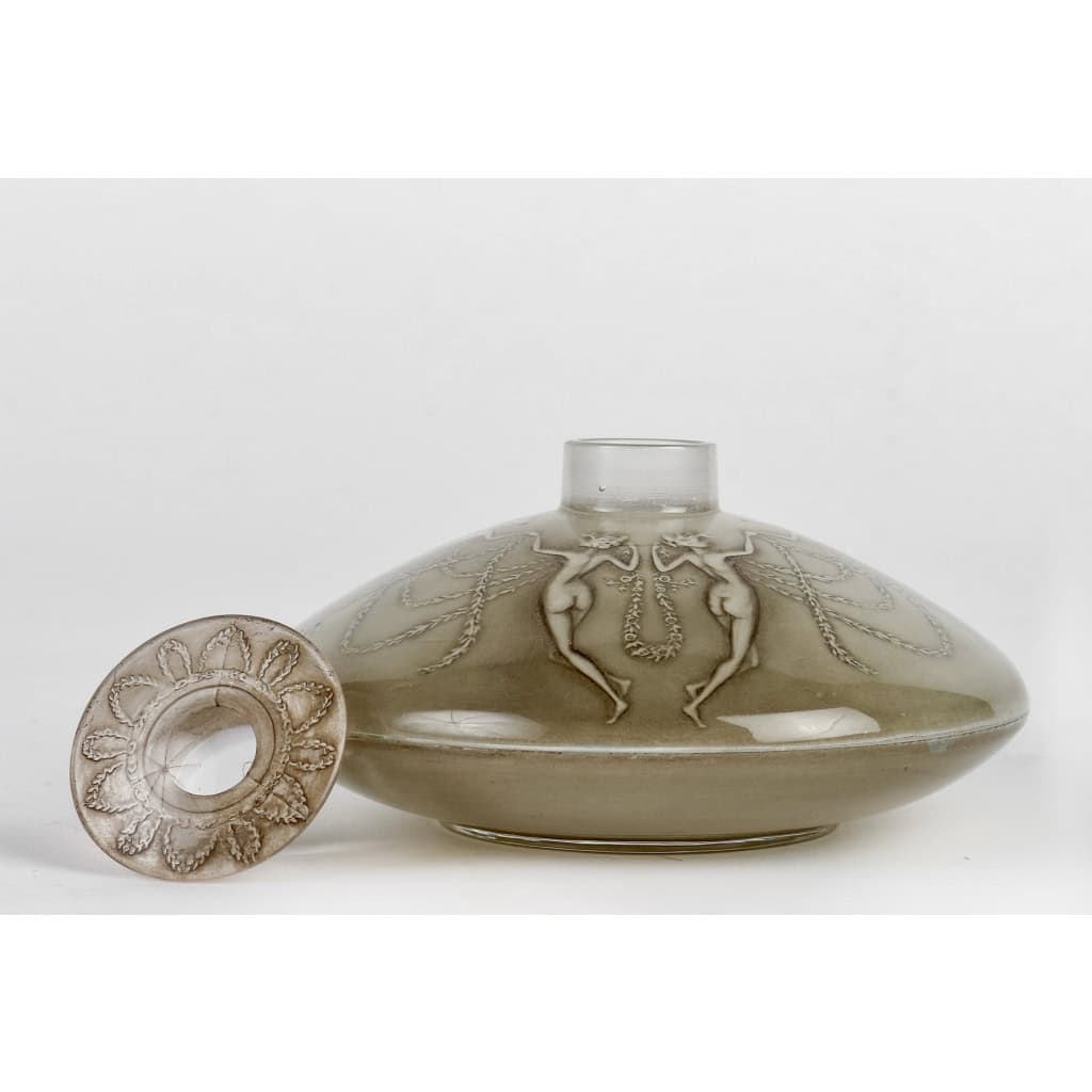 Flacon « Trois Groupes de Deux Danseuses » verre blanc patiné sépia de René LALIQUE | Biron Flacon "Trois Groupes de Deux Danseuses" verre blanc patiné sépia de René LALIQUE