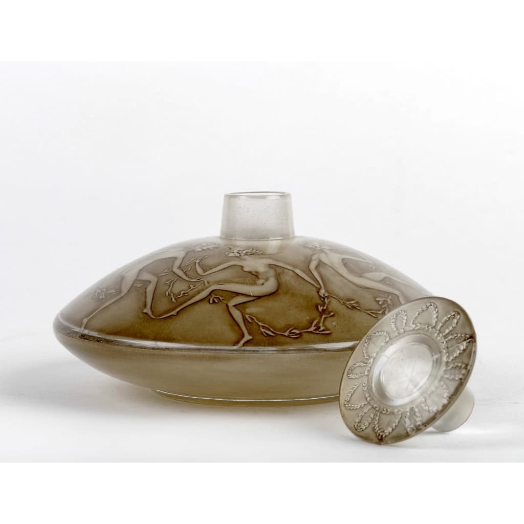 Flacon « Six Danseuses » verre blanc patiné sépia de René LALIQUE | Biron Flacon "Six Danseuses" verre blanc patiné sépia de René LALIQUE
