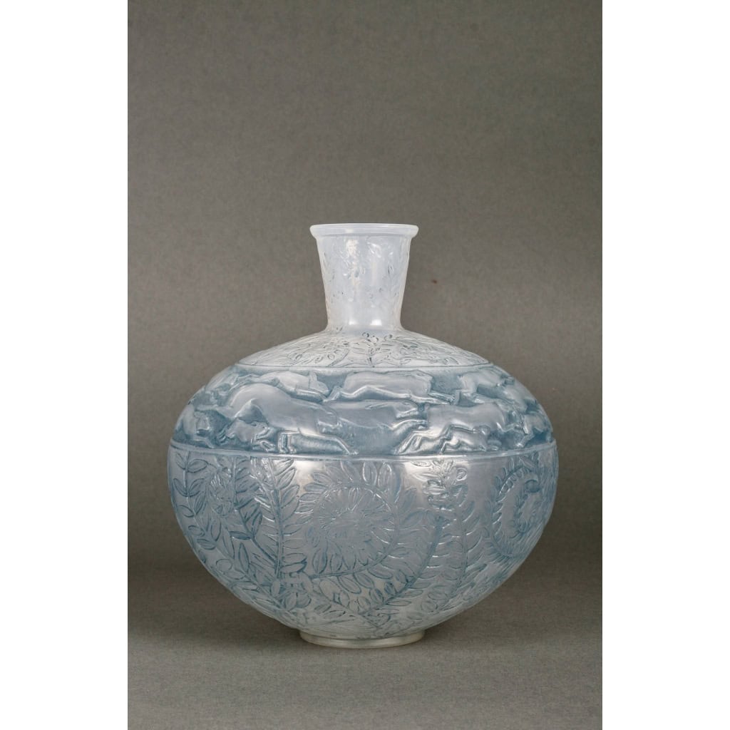 Vase « Lièvres » verre opalescent double couche patiné bleu de René LALIQUE | Biron |||||||||||
