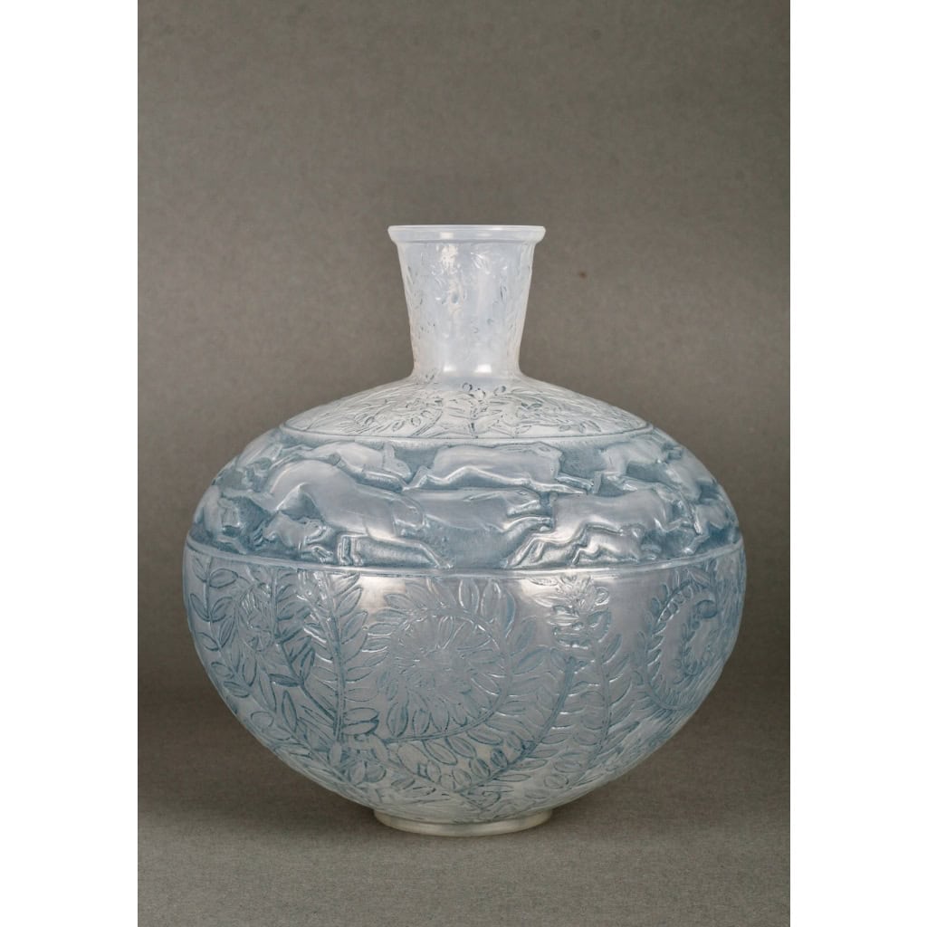 Vase « Lièvres » verre opalescent double couche patiné bleu de René LALIQUE | Biron Vase "Lièvres" verre opalescent double couche patiné bleu de René LALIQUE