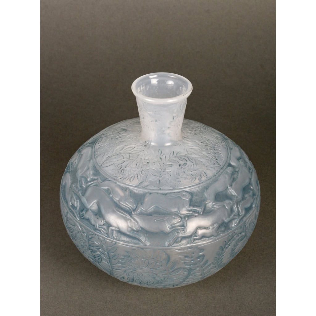 Vase « Lièvres » verre opalescent double couche patiné bleu de René LALIQUE | Biron Vase "Lièvres" verre opalescent double couche patiné bleu de René LALIQUE