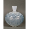 Vase « Lièvres » verre opalescent double couche patiné bleu de René LALIQUE | Biron Vase "Lièvres" verre opalescent double couche patiné bleu de René LALIQUE