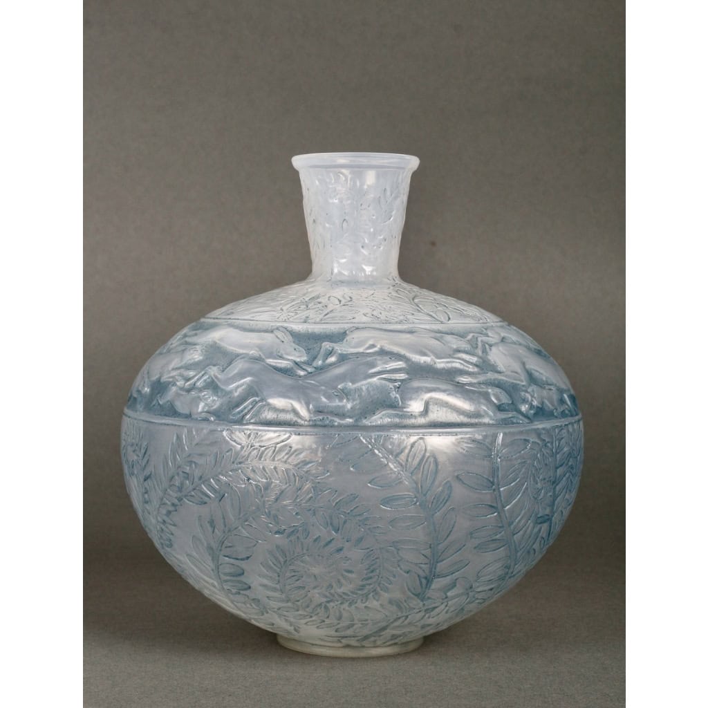 Vase « Lièvres » verre opalescent double couche patiné bleu de René LALIQUE | Biron Vase "Lièvres" verre opalescent double couche patiné bleu de René LALIQUE