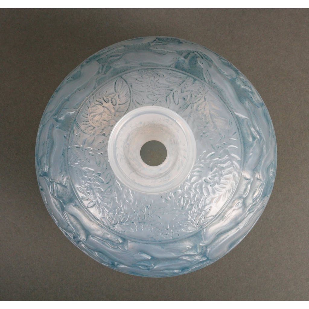 Vase « Lièvres » verre opalescent double couche patiné bleu de René LALIQUE | Biron Vase "Lièvres" verre opalescent double couche patiné bleu de René LALIQUE