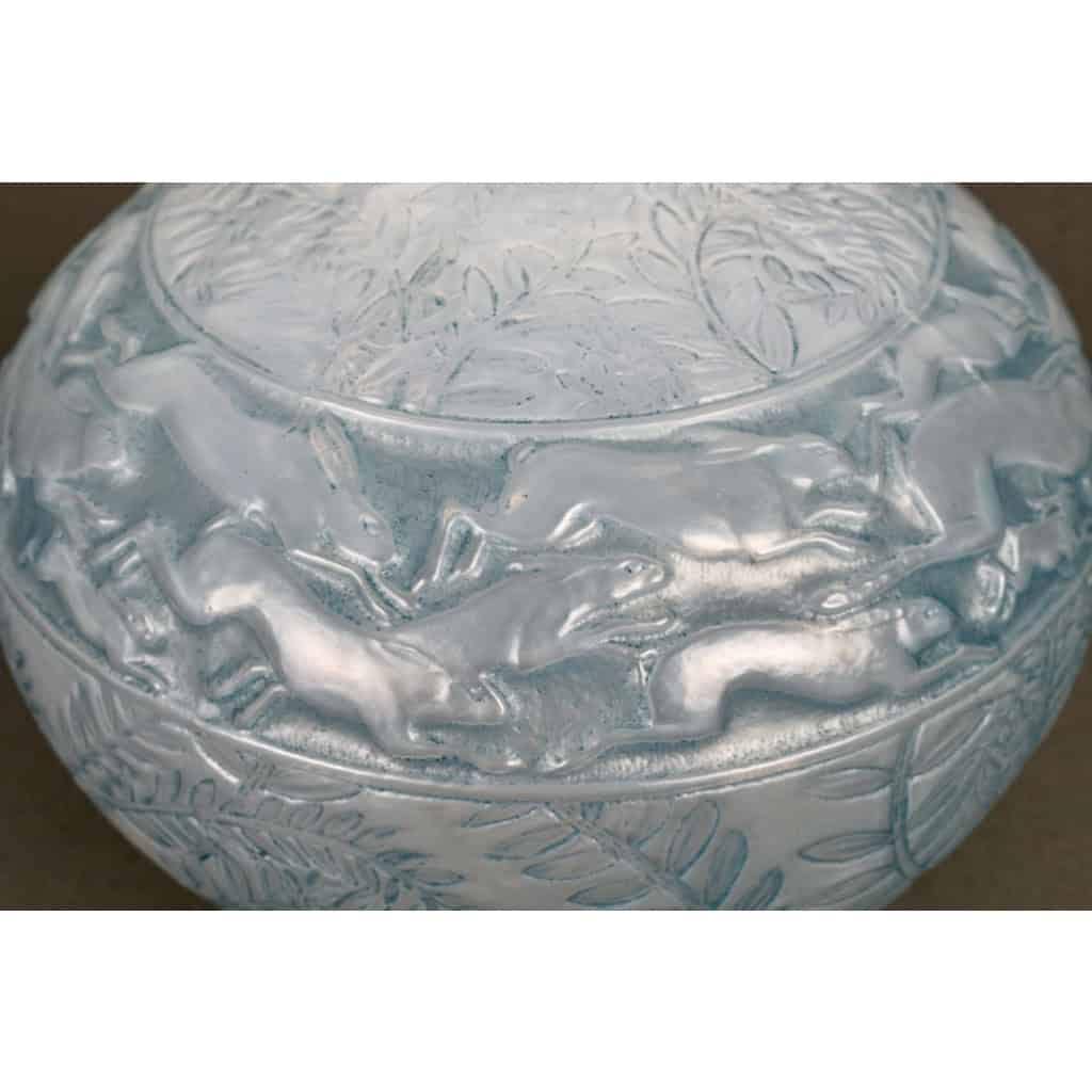 Vase « Lièvres » verre opalescent double couche patiné bleu de René LALIQUE | Biron Vase "Lièvres" verre opalescent double couche patiné bleu de René LALIQUE