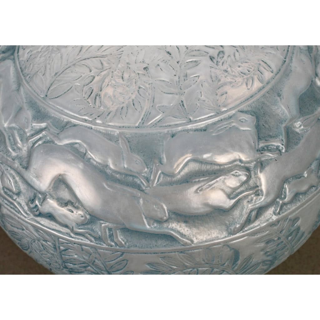 Vase « Lièvres » verre opalescent double couche patiné bleu de René LALIQUE | Biron Vase "Lièvres" verre opalescent double couche patiné bleu de René LALIQUE