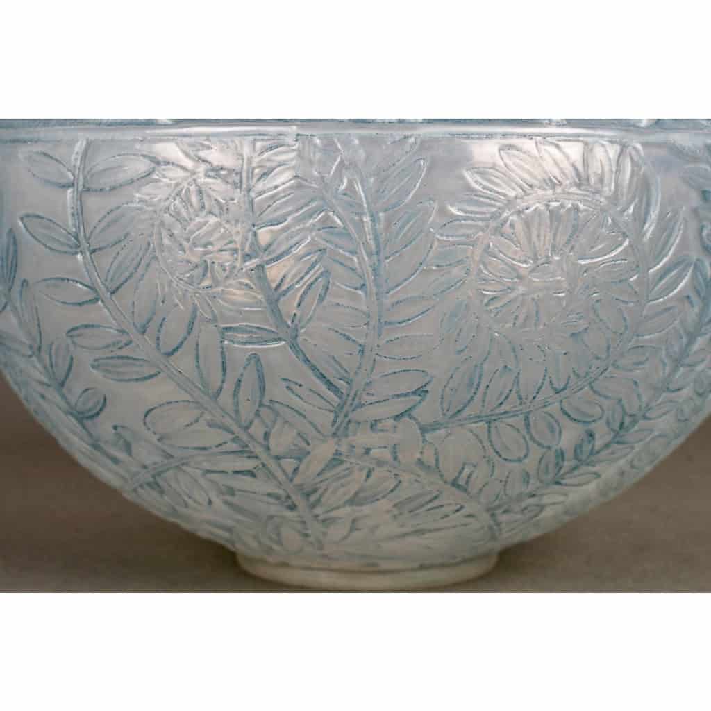 Vase « Lièvres » verre opalescent double couche patiné bleu de René LALIQUE | Biron Vase "Lièvres" verre opalescent double couche patiné bleu de René LALIQUE