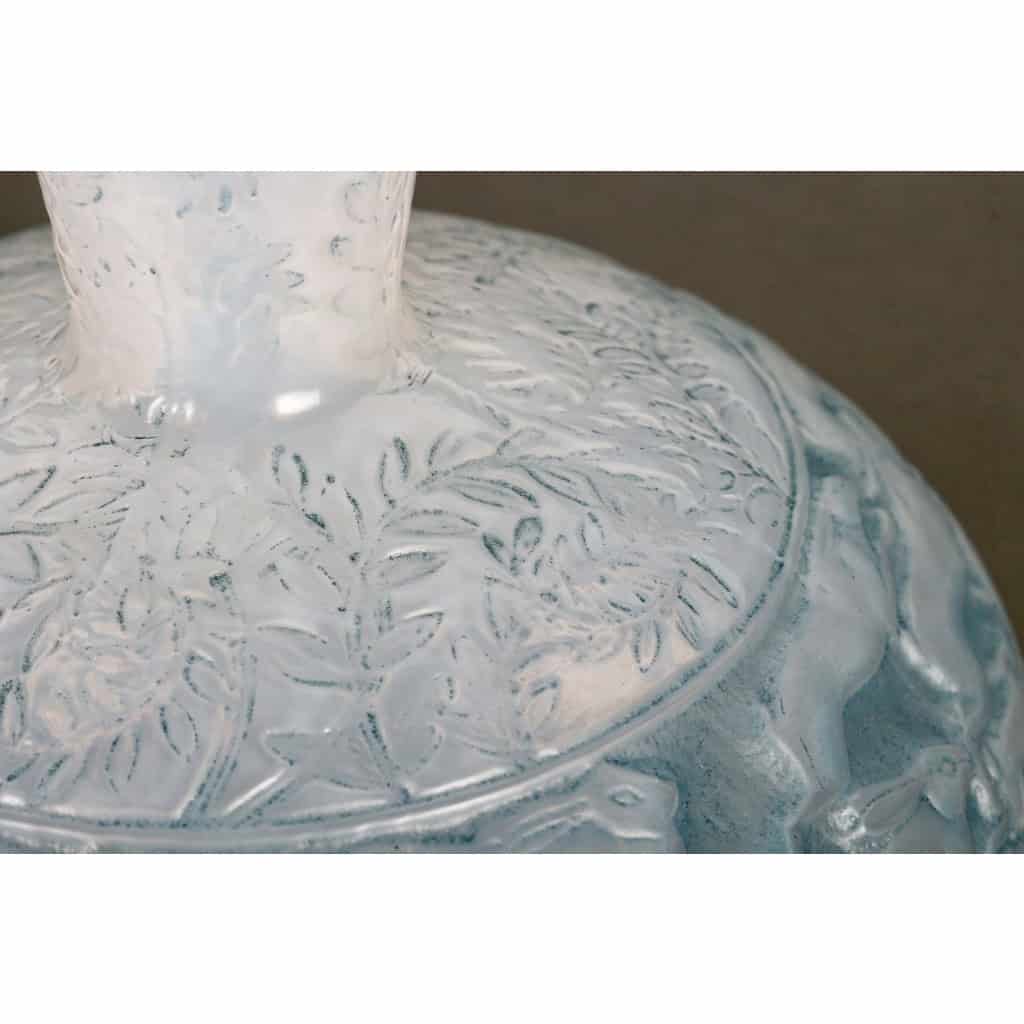 Vase « Lièvres » verre opalescent double couche patiné bleu de René LALIQUE | Biron Vase "Lièvres" verre opalescent double couche patiné bleu de René LALIQUE